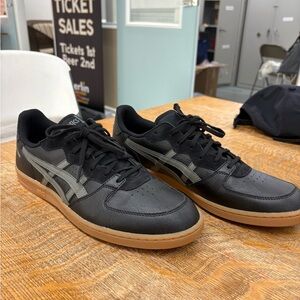 ASICS Skyhand men’s sneaker